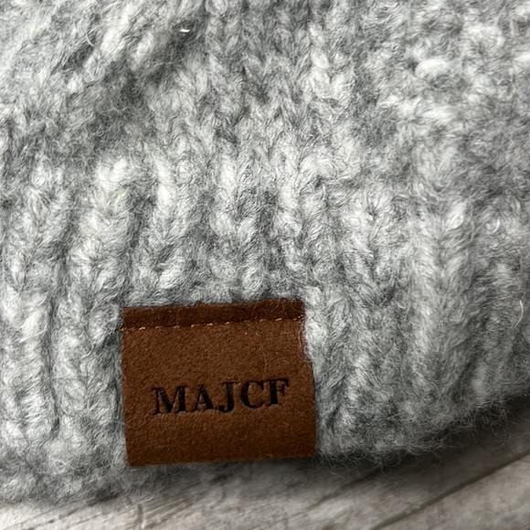 Bundle of 2 hats and gray scarf with fringe NEW never worn NWOT - Picture 2 of 7